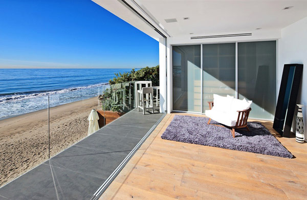 modern-house-in-Malibu-living-room