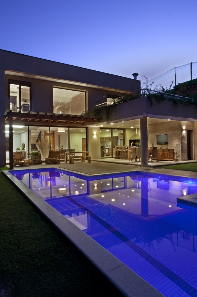 modern concrete house serene swimming pool lawn (6)