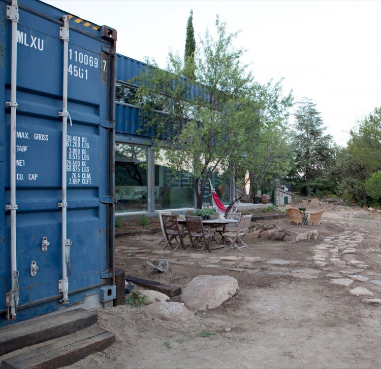 blue container house in spain (3)