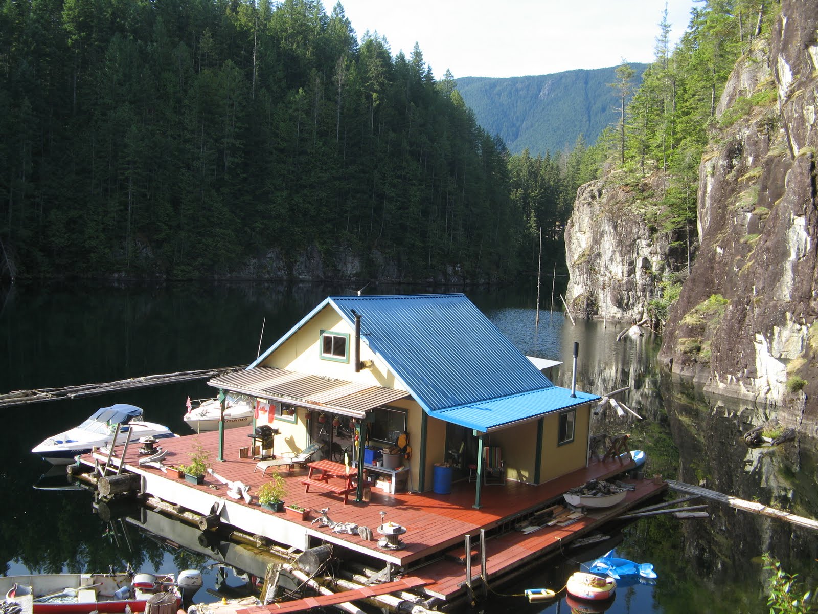floating house cottage cabin in canada (1)