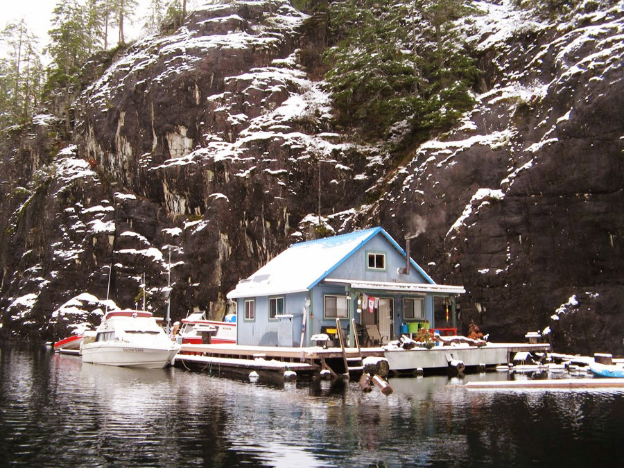 floating house cottage cabin in canada (3)