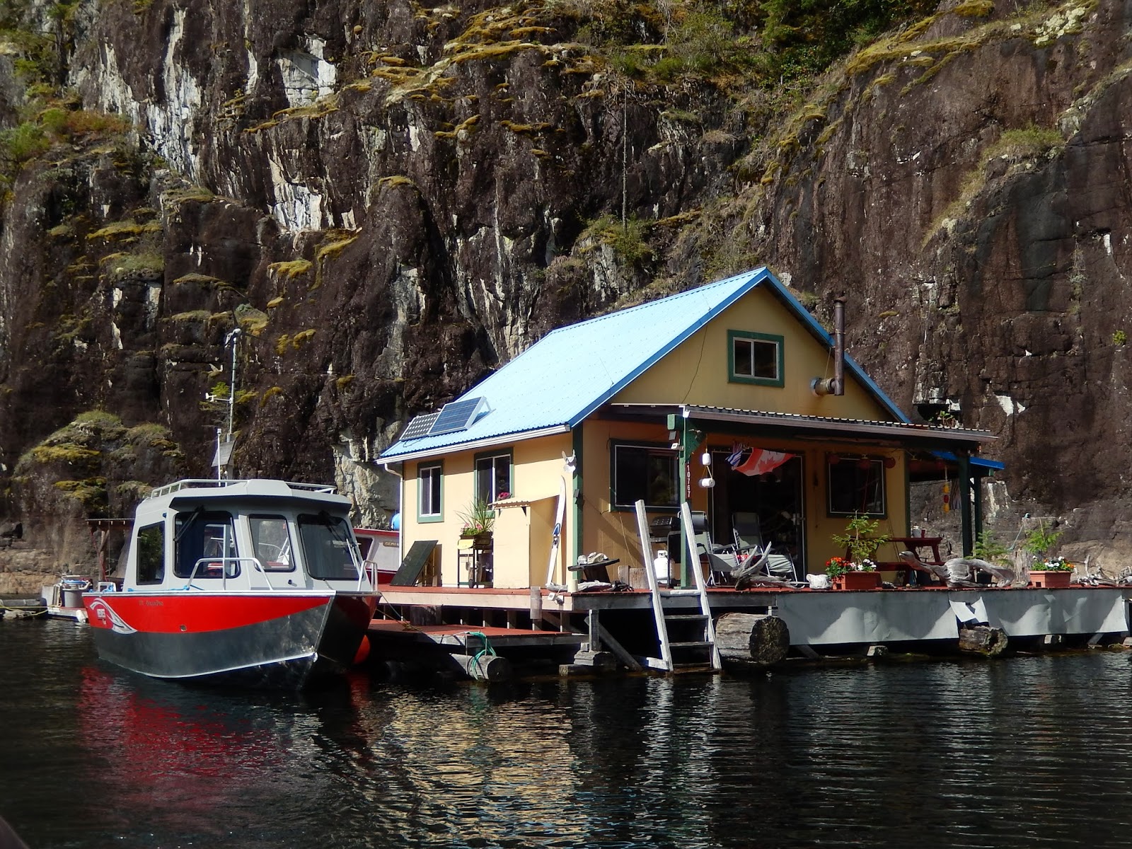 floating house cottage cabin in canada (9)