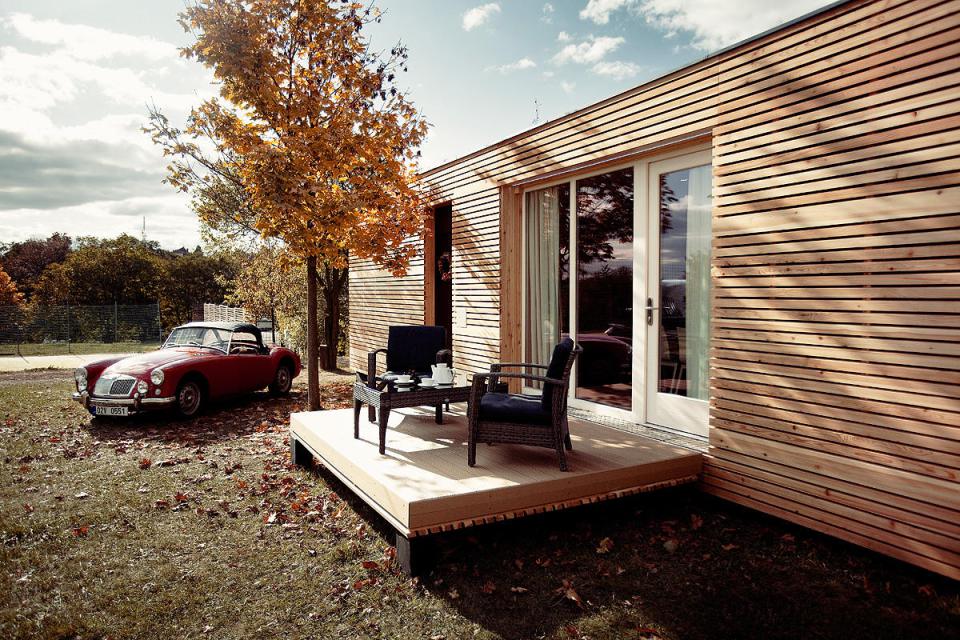 modern compact wooden house for small living (3)