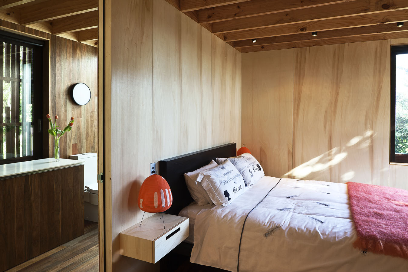 wooden-raw-exposed-modern-bedroom-interior-stylish-inspiration12
