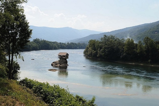 45-Year-Old-Tiny-Serbian-Drina-River-Home-3
