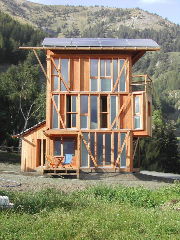 energy saving earth wooden house with solar power (16)