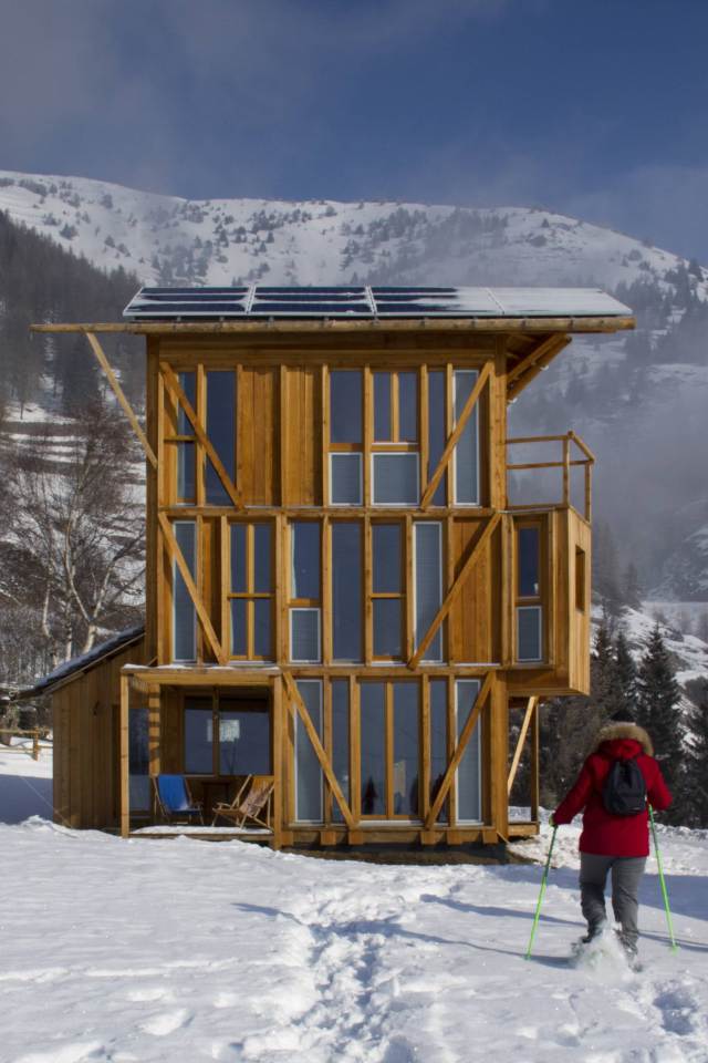 energy saving earth wooden house with solar power (3)