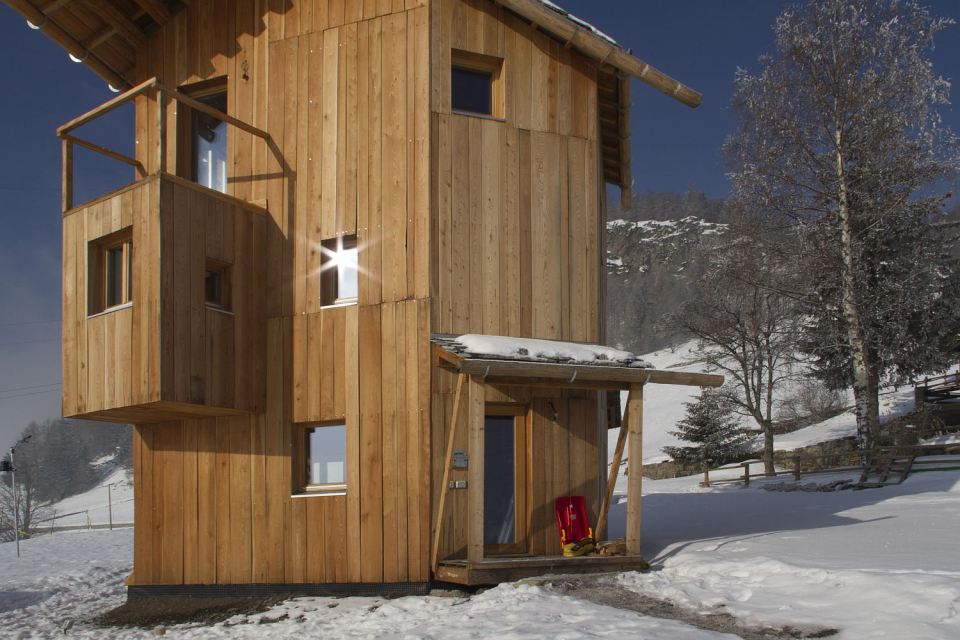energy saving earth wooden house with solar power (8)