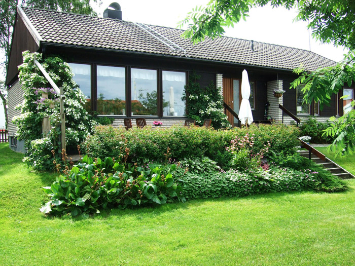 cottage house country with beautiful elegant garden (1)
