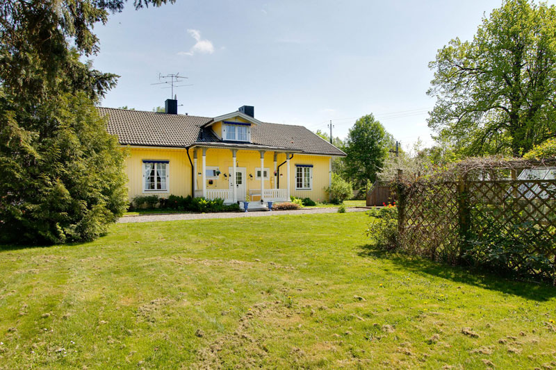 country yellow wood cottage house from sweden countryside (6)