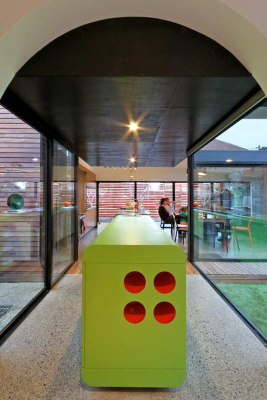 modern box compact house with vivid color in australia (10)