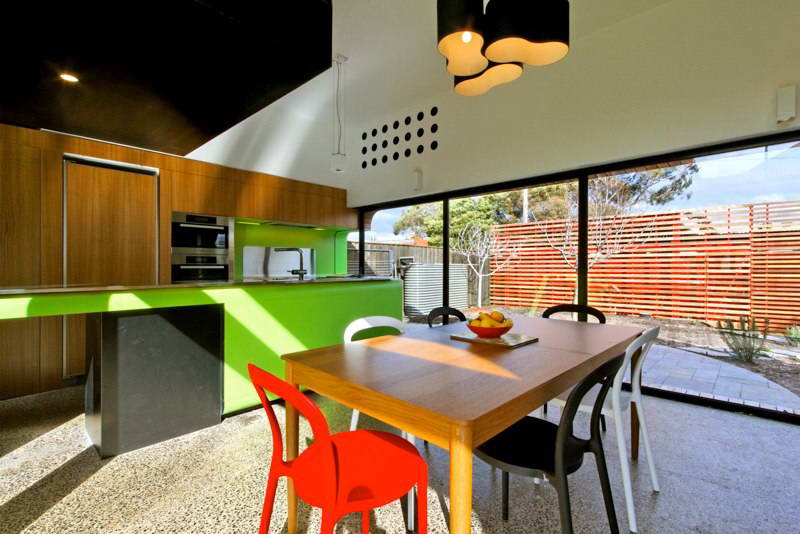 modern box compact house with vivid color in australia (14)