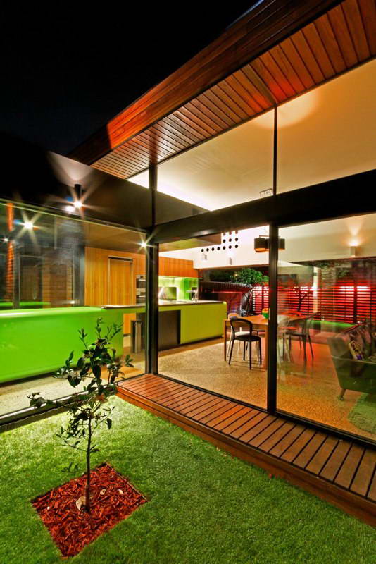 modern box compact house with vivid color in australia (6)