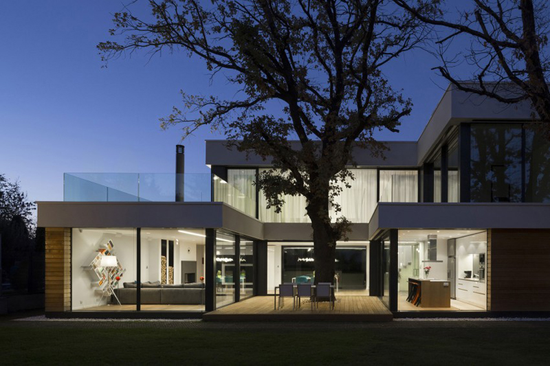 modern house with green yard oak tree (9)