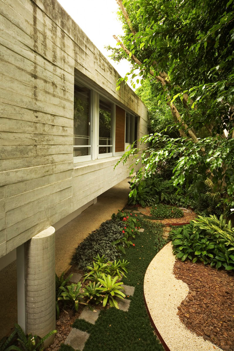 concrete modern residence in brazil with beautiful garden  (5)