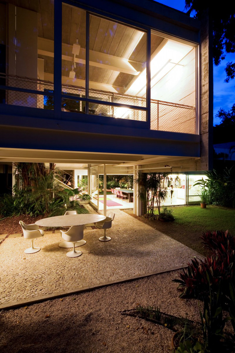 concrete modern residence in brazil with beautiful garden  (9)