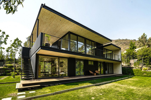 modern house with yard in chile (1)