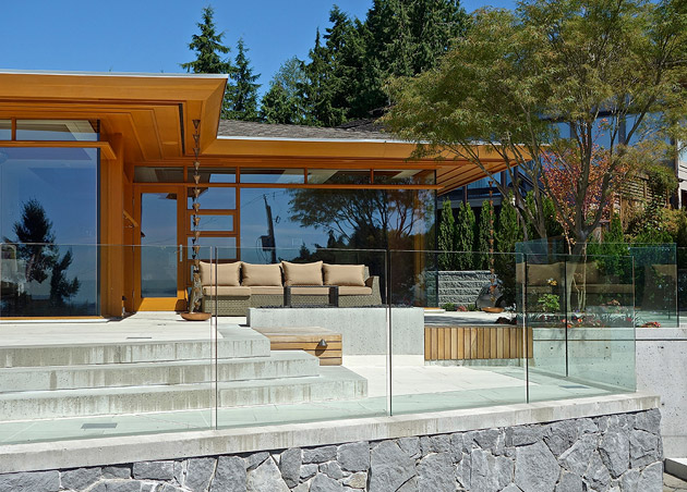 hilltop modern wooden glass house with bright elegant interior (18)