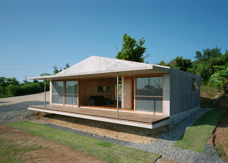 villa concrete house on japanese island with eco friendly idea (1)