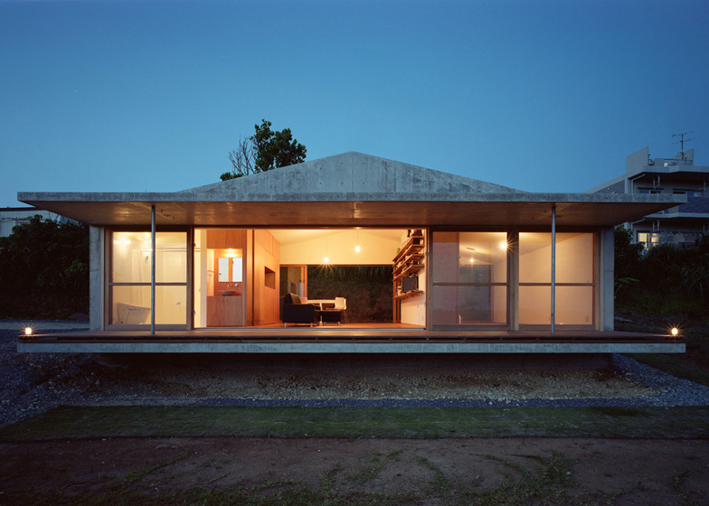 villa concrete house on japanese island with eco friendly idea (7)