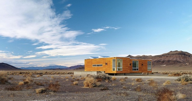 isolated-container-modern-house-in-desert (1)