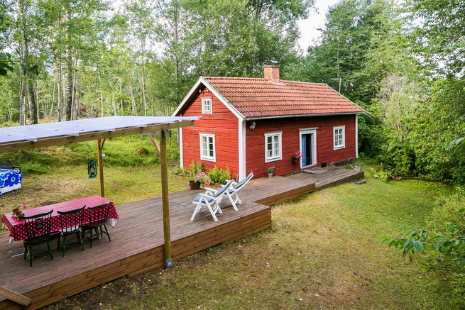 red-cottage-with-wooden-patio (28)