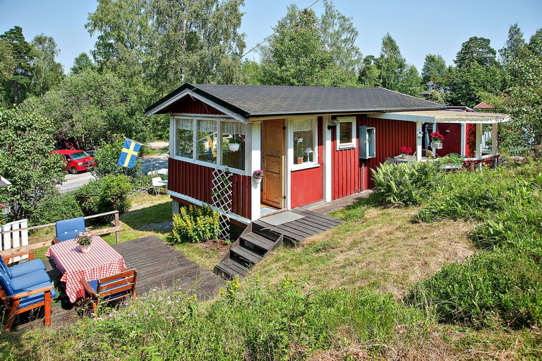 red-little-cottage-with-outside-space (10)