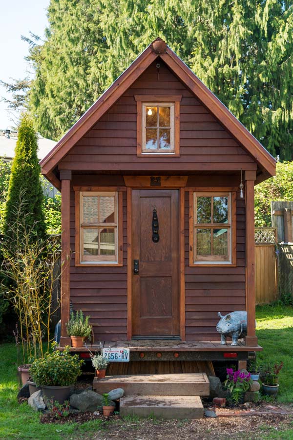 small-eco-wooden-cottage (1)