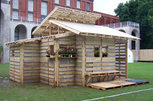 small-modern-pallet-house (8)