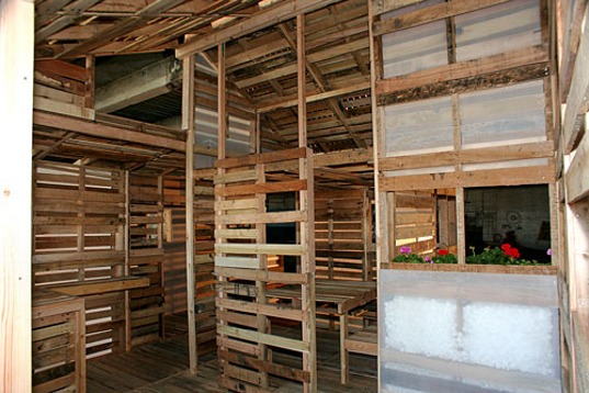 small-modern-pallet-house (9)