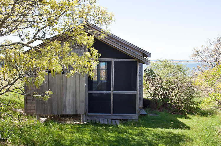 tattered-look-monotone summer-house (1)