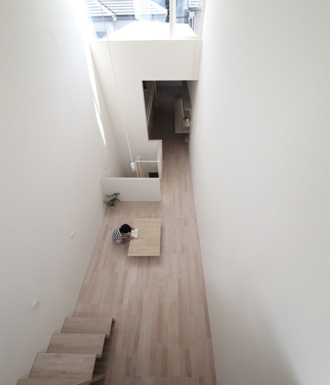 white-minimal-narrow-long-house-in-limited-space (3)