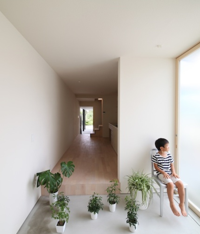 white-minimal-narrow-long-house-in-limited-space (5)