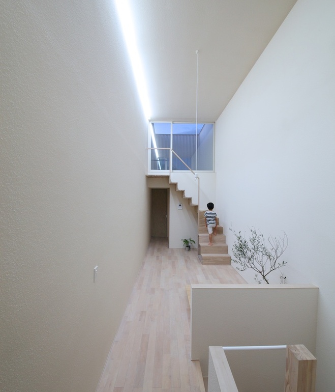 white-minimal-narrow-long-house-in-limited-space (6)