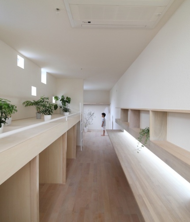 white-minimal-narrow-long-house-in-limited-space (7)