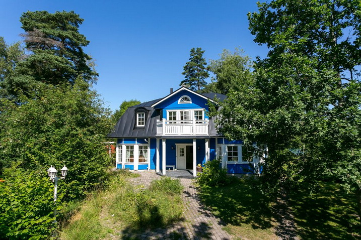blue-classic-house-in-forest (1)