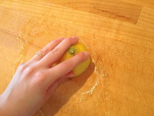cutting-board-cleaning