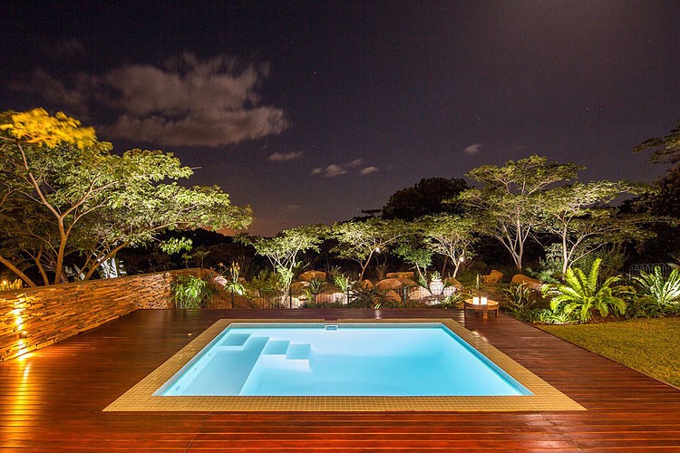 elegant-modern-house-with-swimming-pool (17)