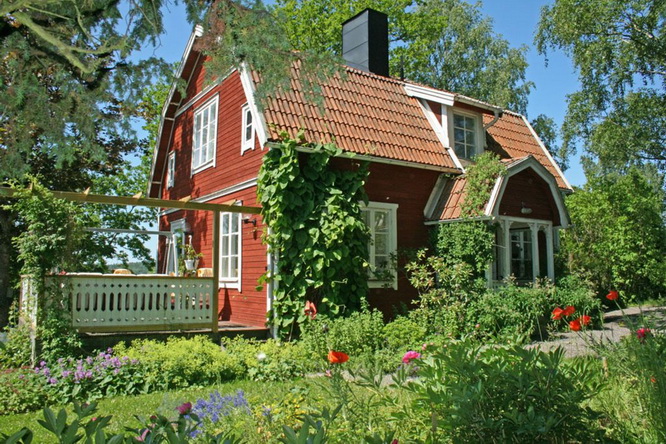 red-country-house-with-gorgoues-wooden-patio (1)