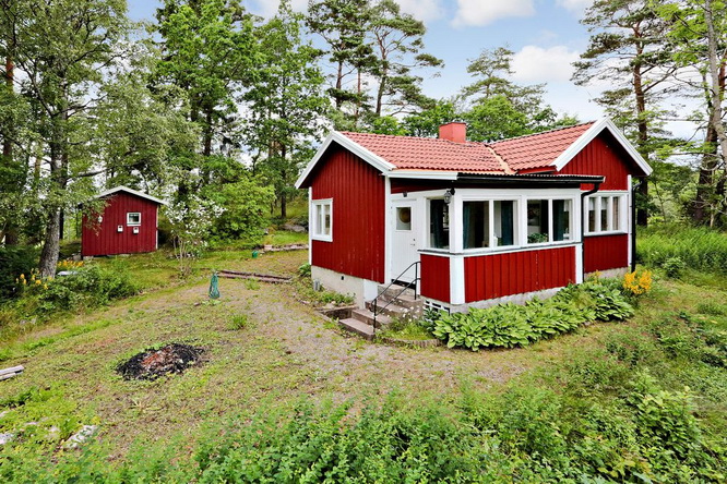 red-summer-style-cottage-in-wood (1)