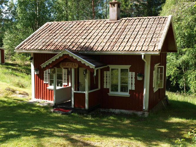 red-wooden-cottage-in-wood (1)