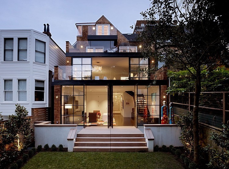 renovated-modern-glass-house-in-city (1)