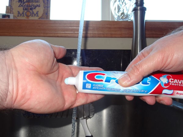 15-uses-of-toothpaste (9)
