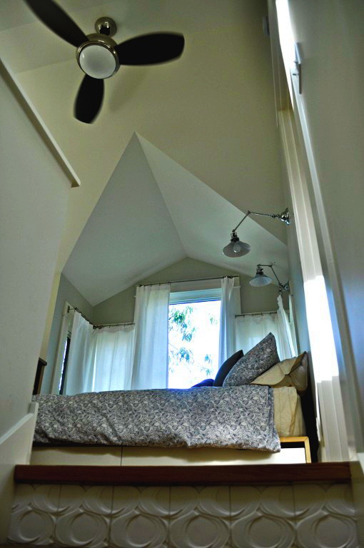 black-2-story-loft-cottage (17)