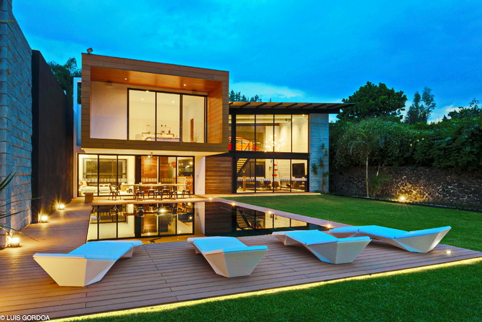 cozy modern house with swimming pool (1)