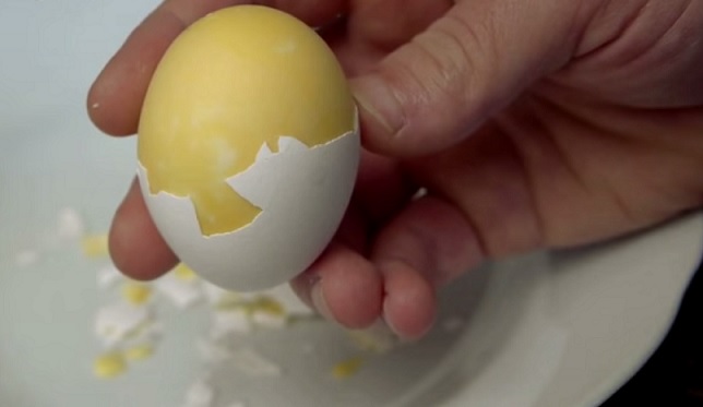 how-to-scramble-eggs-inside-their-shells (1)