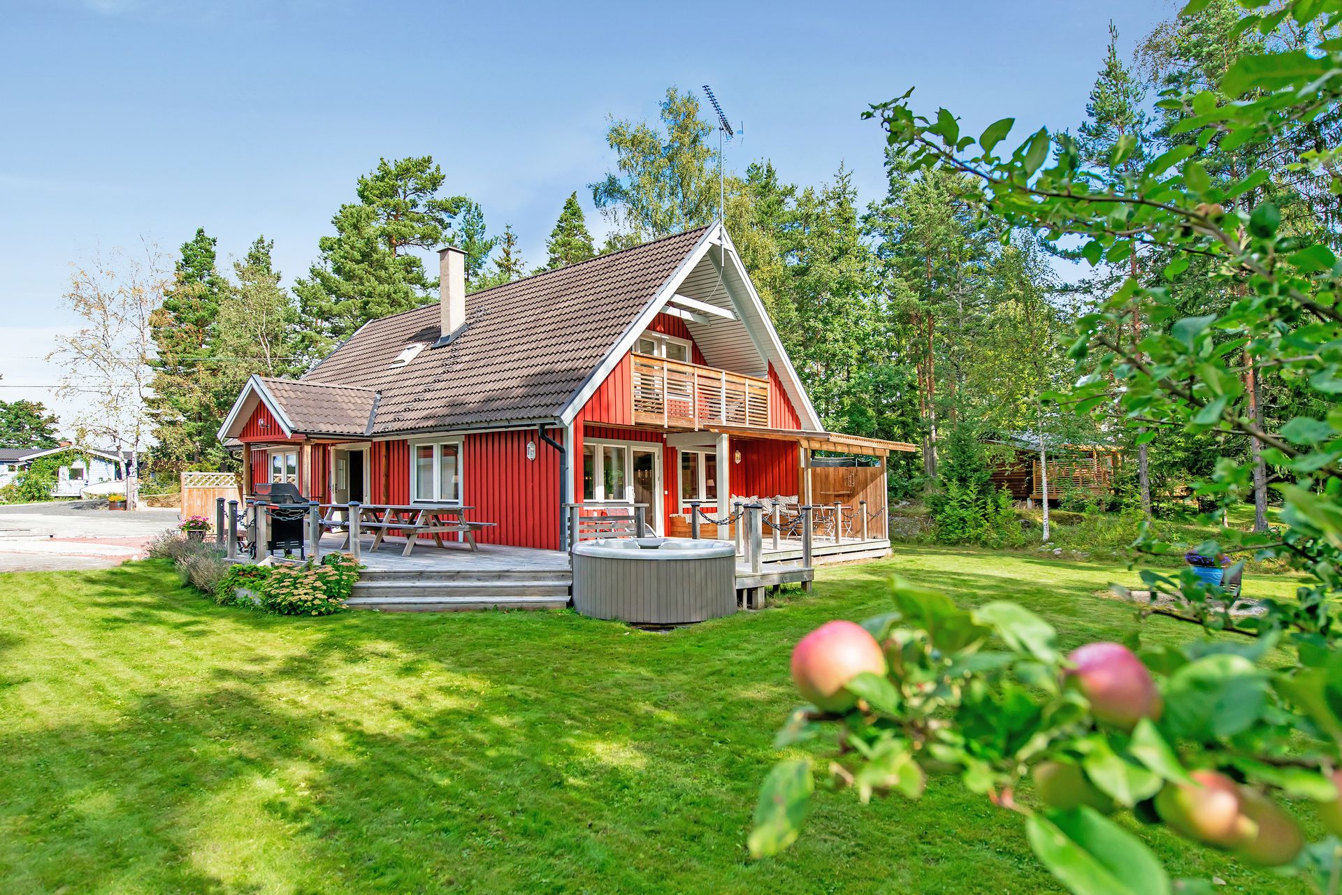 red cottage with relaxing atmosphere (1)