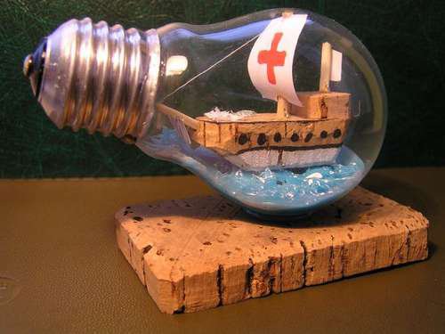 21 creative-ways-to-repurpose-lightbulbs (10)