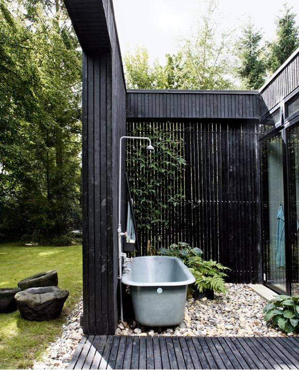 21-wonderful-outdoor-shower-and-bathroom-design-ideas (7)