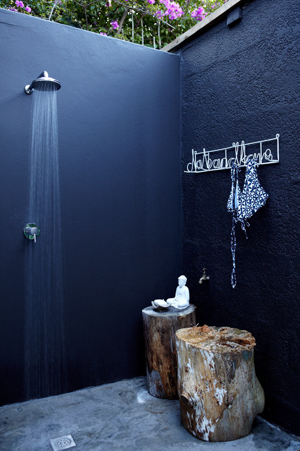 21-wonderful-outdoor-shower-and-bathroom-design-ideas (8)